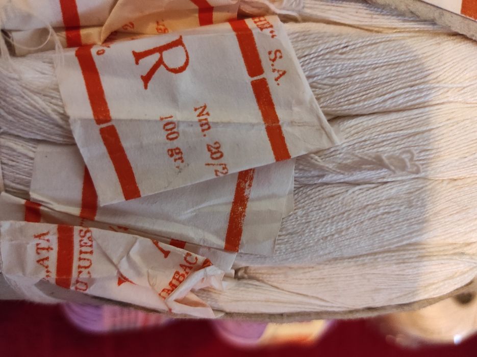 Продавам кълбета и чилета за плетене на една кука.