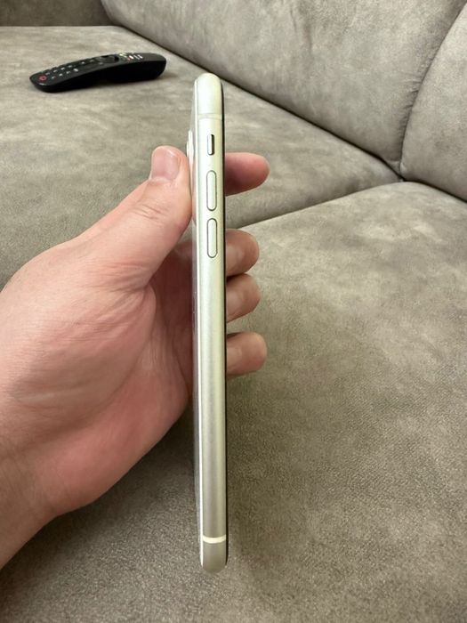 Продам айфон 11