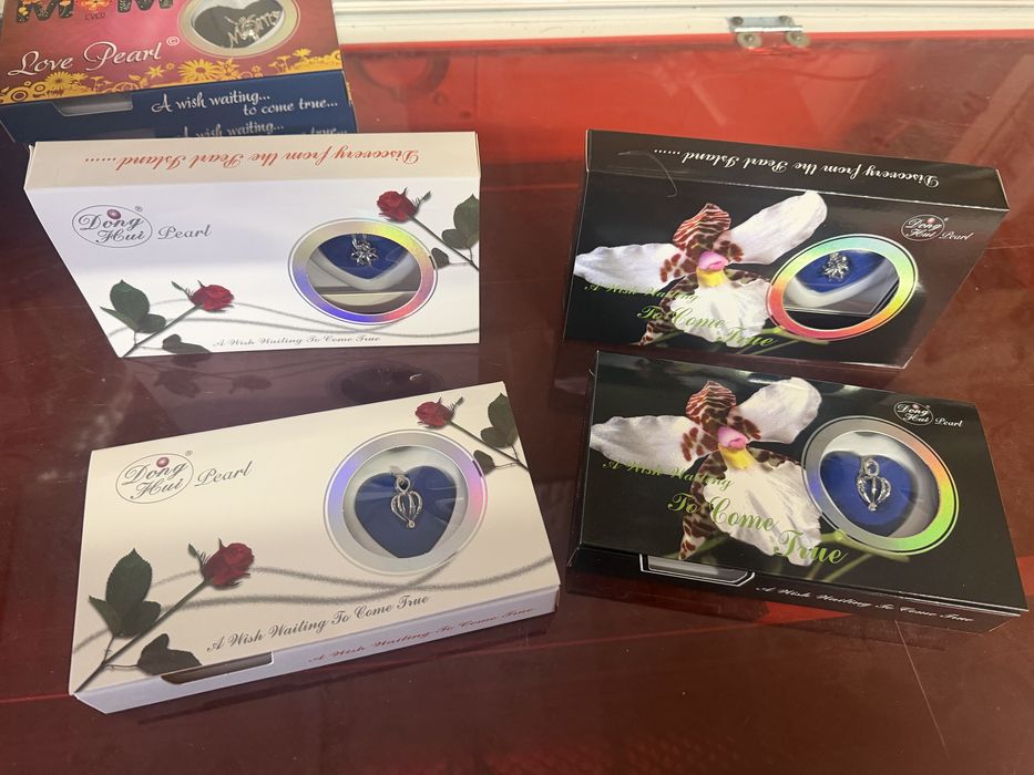 Колие с естествена перла в мида.