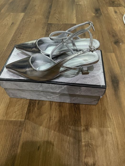 Босоножки серебристого цвета