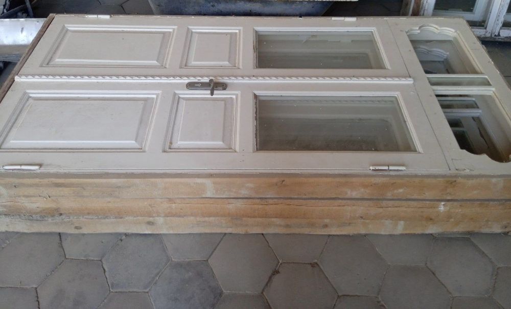 Eshik derezalar sotiladi