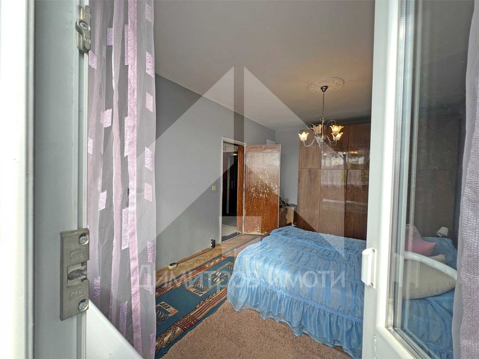 Продава се 65 кв.м. двустаен запазен апартамент ЦЕНТЪР гр. Нови пазар