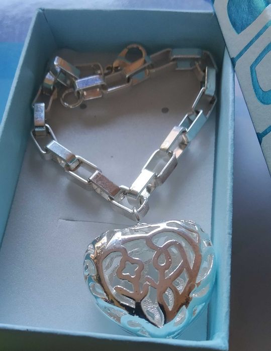 Масивен комплект, сребърен. В подаръчна кутия.