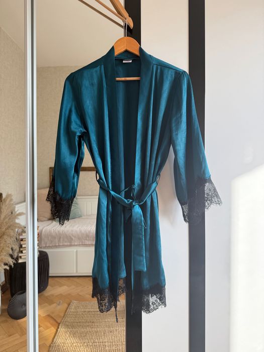 Сатенен халат в цвят петрол с черна дантела