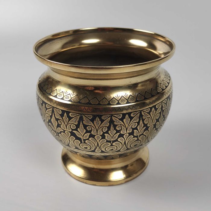 Красив съд с позлата