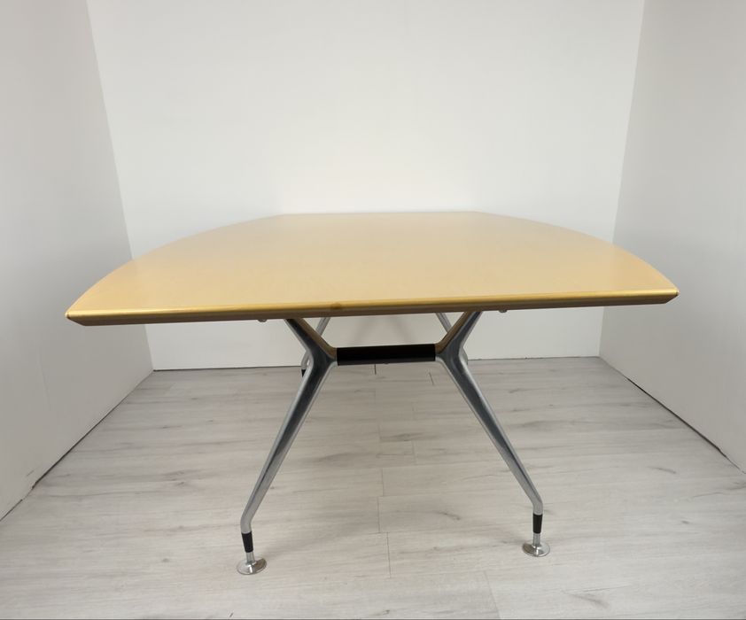 Офис конферентна и посетителска маса масивно дърво клен, обзавеждане