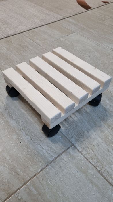 Suport ghivece din lemn masiv cu roti