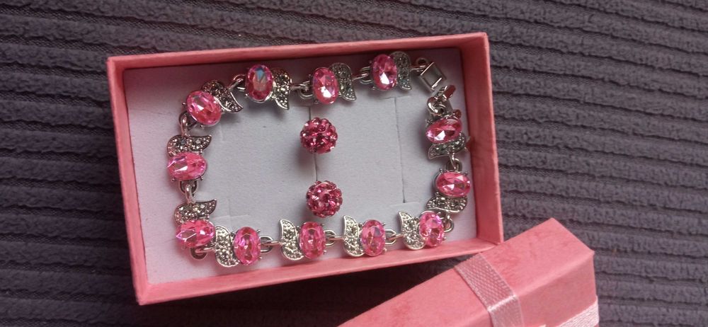 Нов, елегантен, дамски,сребърен комплект в подаръчна кутия.