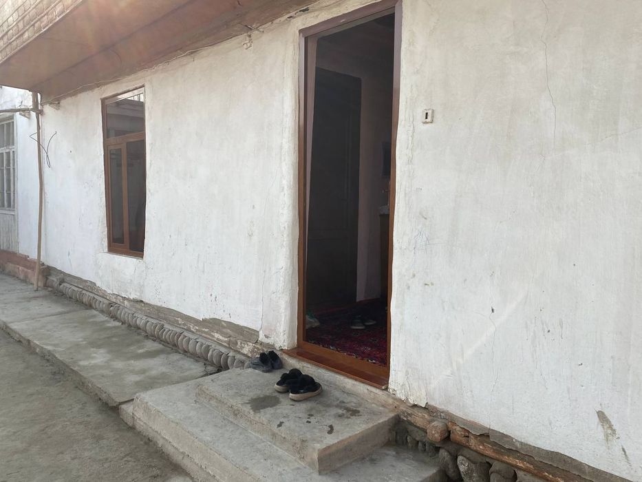 Uy sotiladi furqat tumanida 7 xona uyi bilan 16 sotik dakumenti joyida