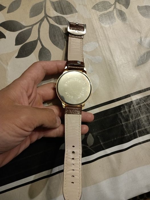 Продам часы золотистые