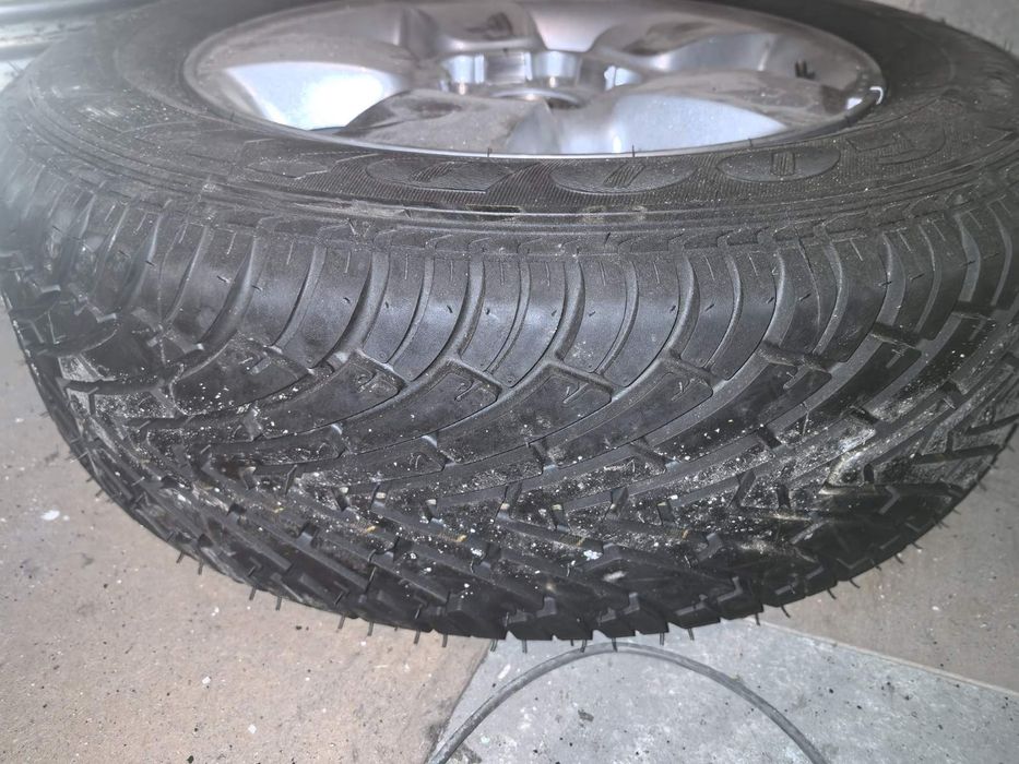 Гума за Grand Cherokee 5x127 резервна чисто нова.