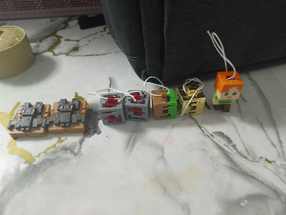Продам фигурки Minecraft Kinder Joy