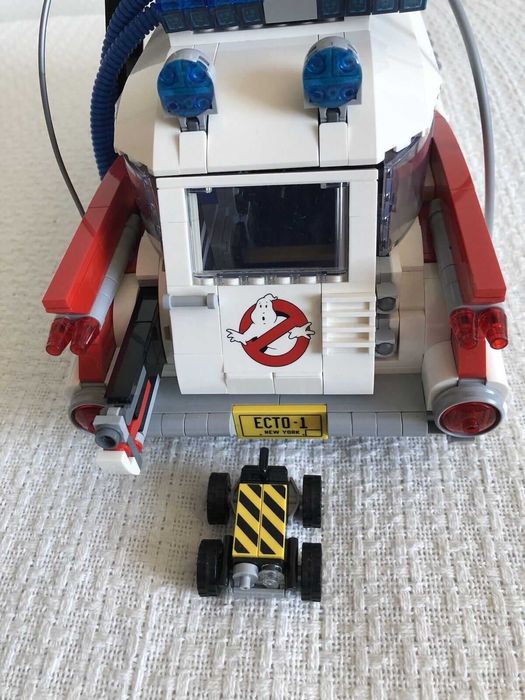 LEGO Icons: Ghostbusters ECTO-1 2352 части/елемента