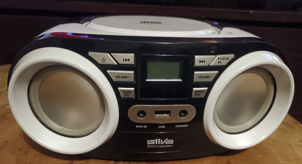 Продавам касетофон.