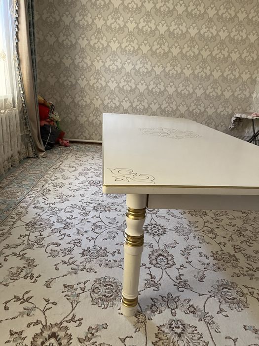 Стол для гостинной