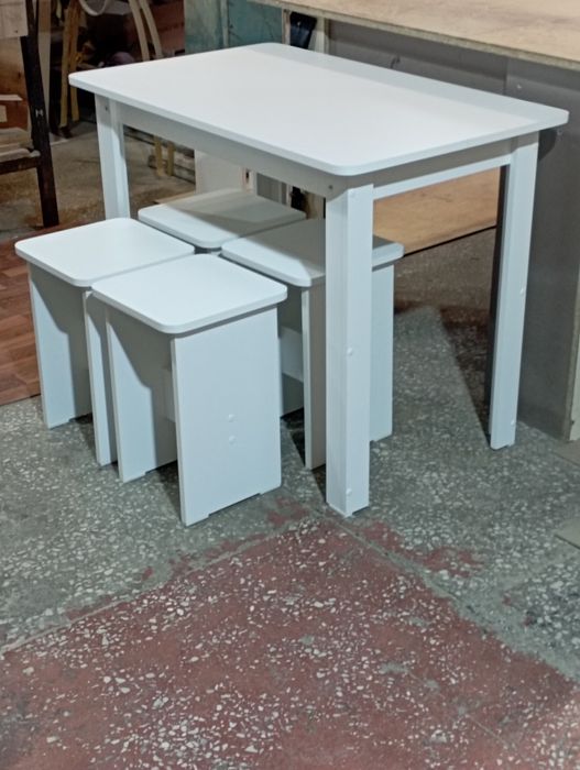 Продам стол и 4 табуретки