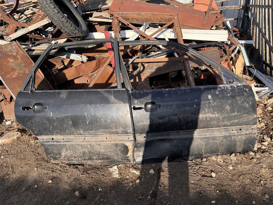 Продам  двери на правую сторону пассат б4