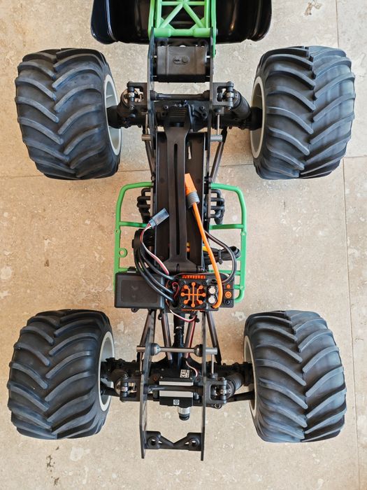 Automodel RC Losi 1/8 LMT Grave Digger 4x4 Brushless