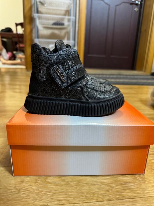 Продам осенние батинки на девочку