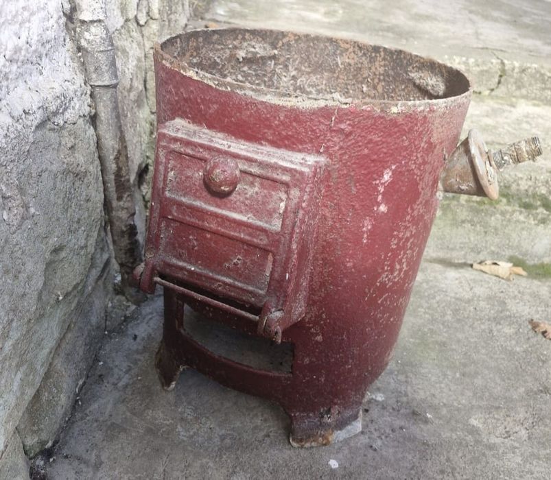 Vând soba de fonta cu arzător cazan și manometru