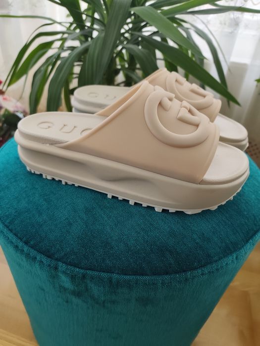 Vând papuci Gucci