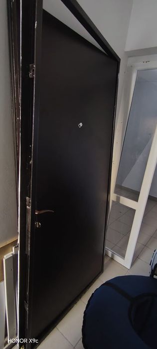 Продам дверь в сборе с коробкой