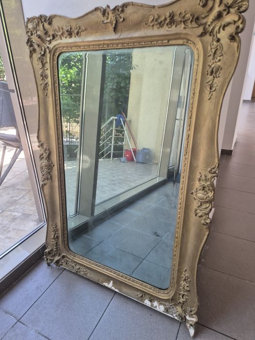 Oglinda veche cu rama . Are cam 100 de ani  . Dimensiuni 130 x50 cm