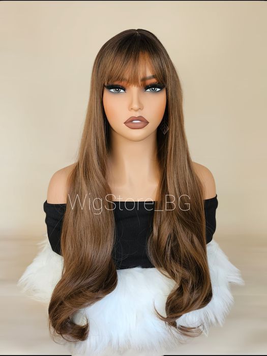 Дълга на вълни кафява перука с бретон