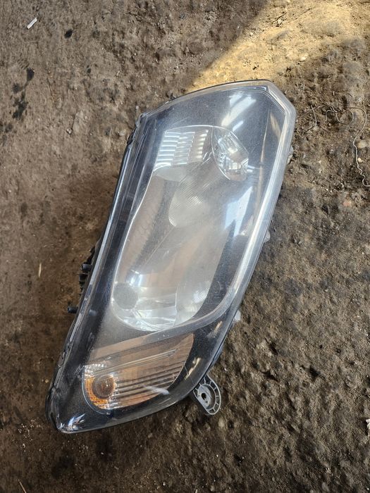 Far dreapta dacia logan 2014 (cleme rupte)