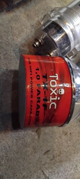 Автомобилен Кондензатор 12 volta 1 Фарад.