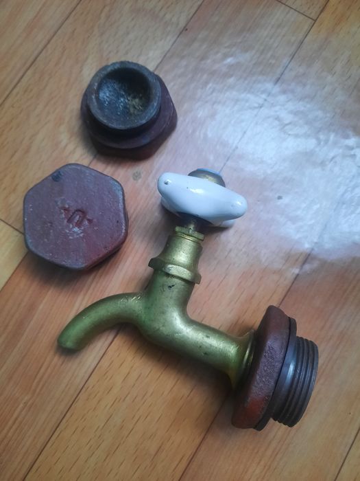 Продам чугунную батарею