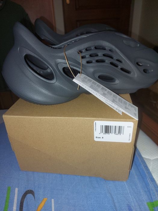 Yeezy Foam Runner Carbon marime 42 (8 us)