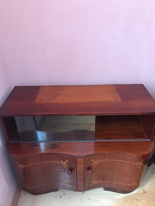 servanta lemn masiv cu vitrina