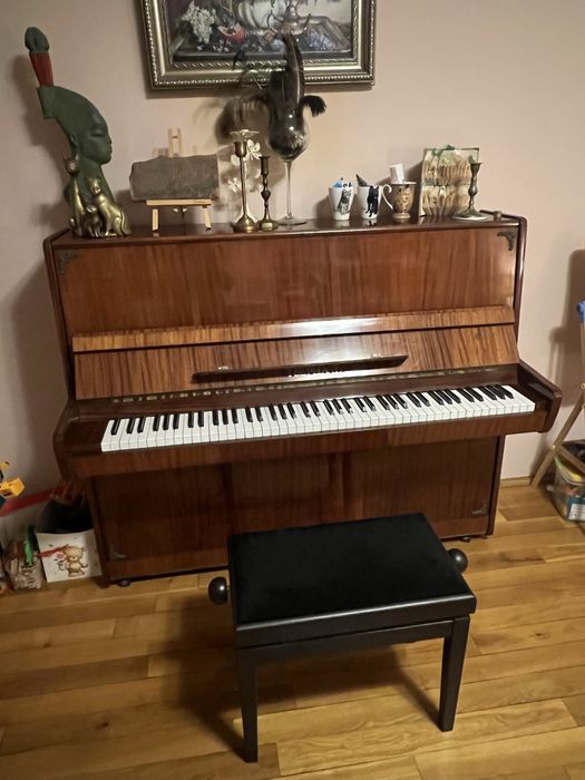 Pianină cu placă de bronz