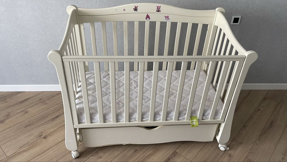 Детская кровать с маятником