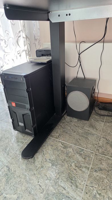 Продавам мебели / Бюро и Шкаф