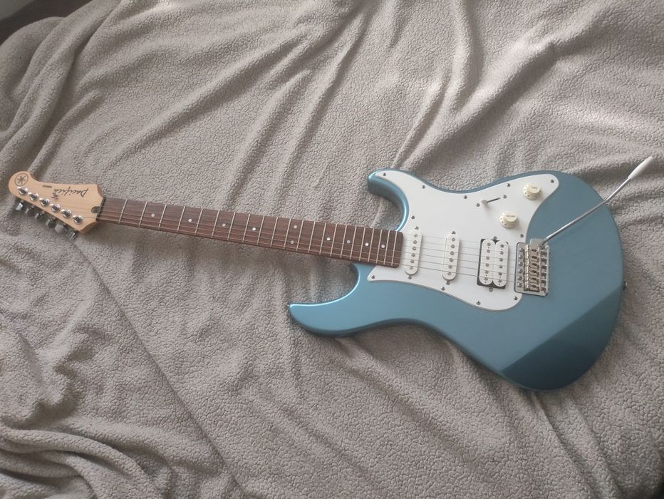 Yamaha Pacifica 112J в идеальном состоянии