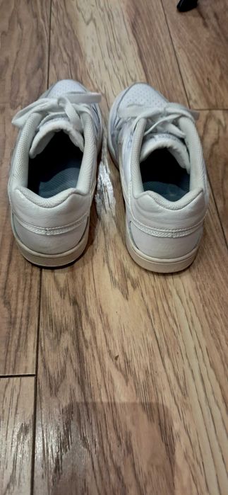 Бели дамски кецове Nike