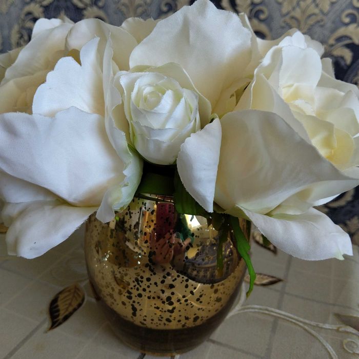 Ваза декоративна златна с бели изкуствени рози