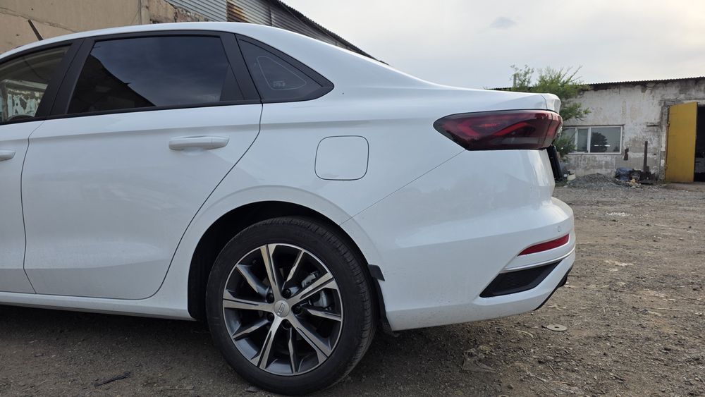 Продам задний бампер Geely Emgrand.