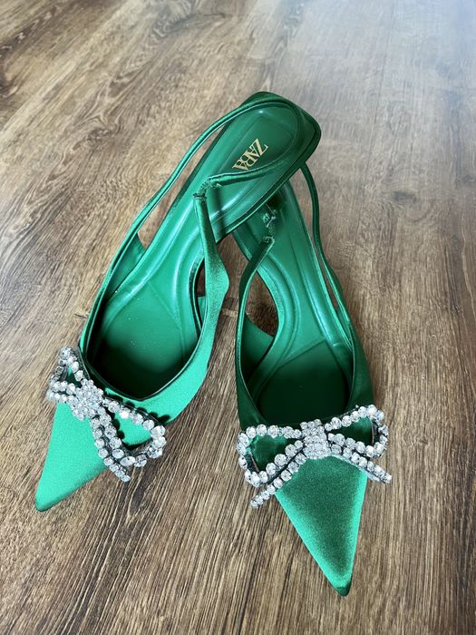 Pantofi satinati cu pietre