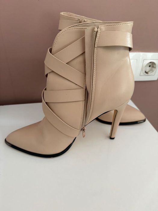 Боти на ток бежови