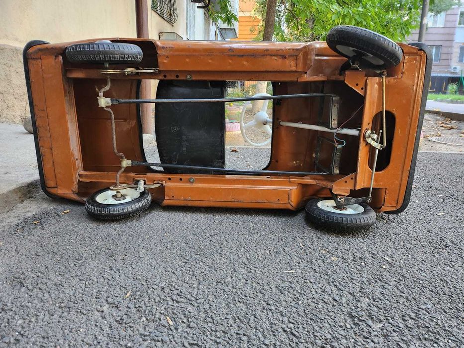 детский педальный автомобиль