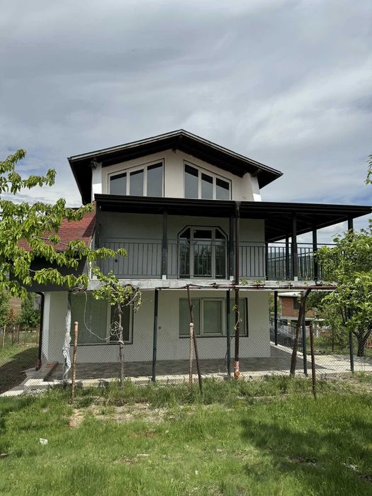 Триетажна къща във вилна зона Стожера на село Драговищица до град Костинброд. На 14 километра (20 минути) от София.