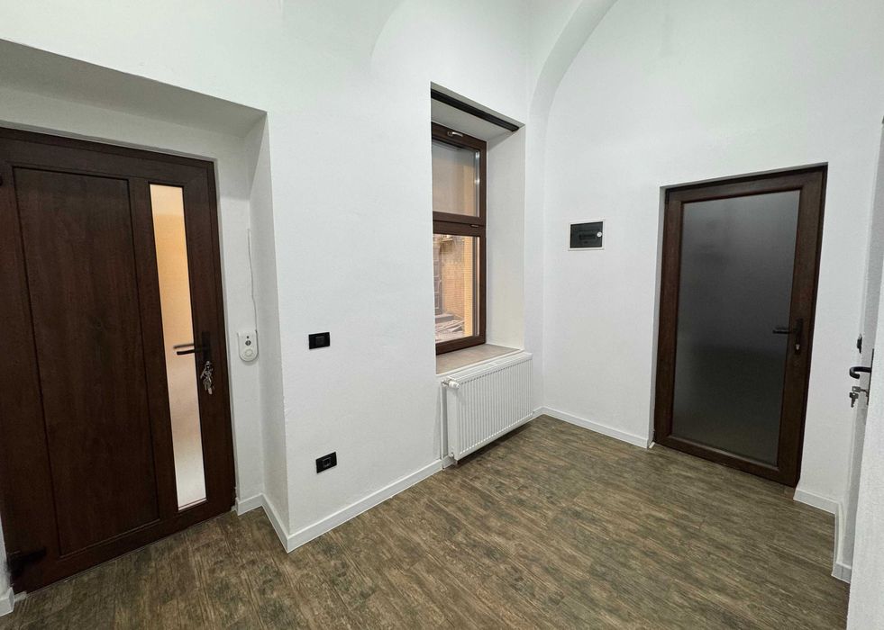 PROPRIETAR – Vând apartament ultracentral, 55 mp utili, recent renovat, situat la parter.
