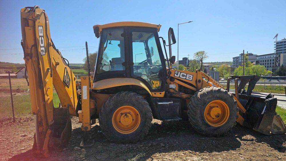 Buldoexcavator jcb 3cx cu roti egale an 2003