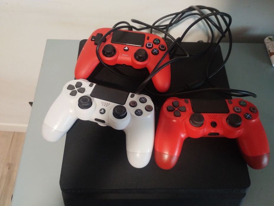 Vând PS4 stare bună vine cu 3 controllere și 14 jocuri ! Pret 999 Lei