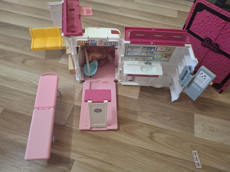 Клиника на Barbie +подарък гардероб