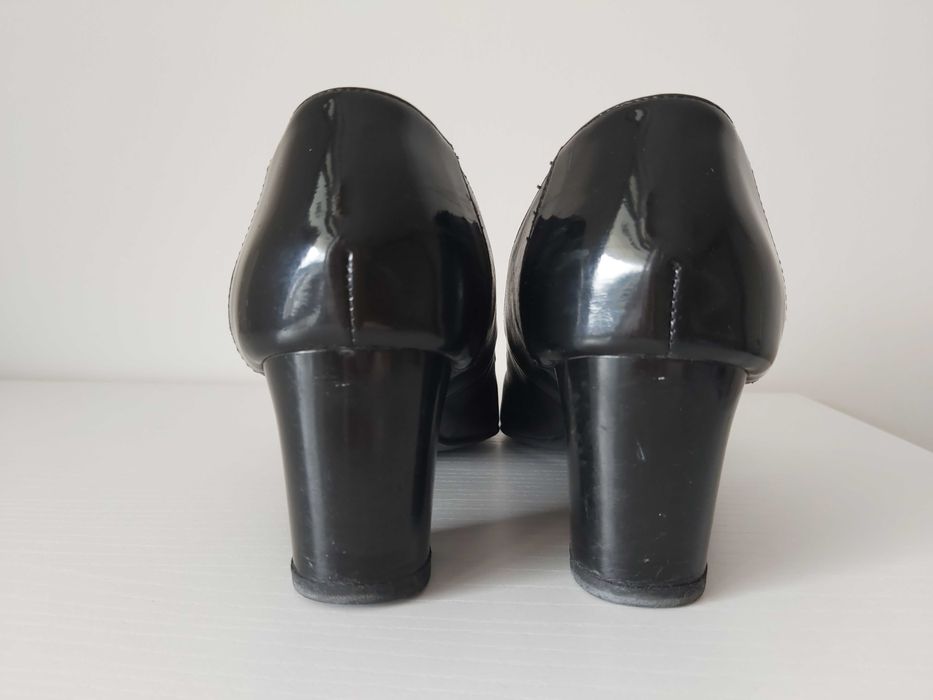 Елегантни черни обувки от естествена кожа