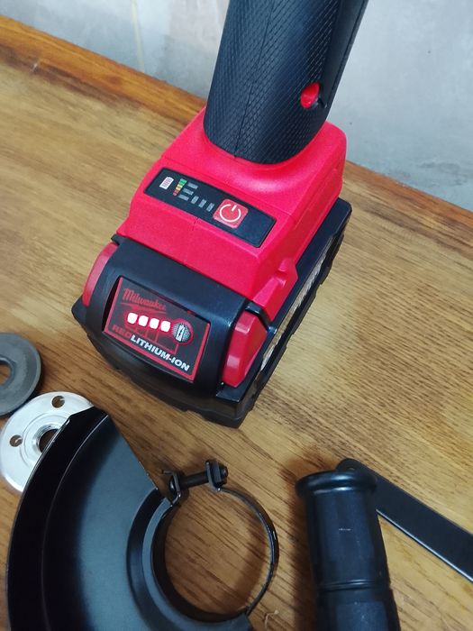 Flex Milwaukee cu variator de viteza și o baterie de 6A